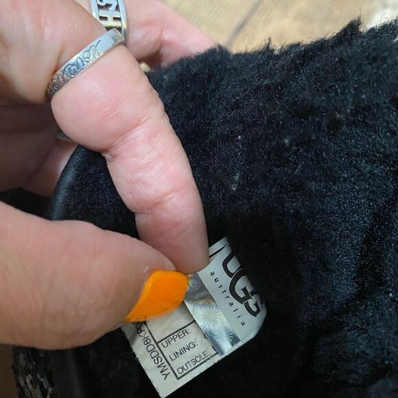 Ugg short black sequin boots with flaw - Picture 8 of 13